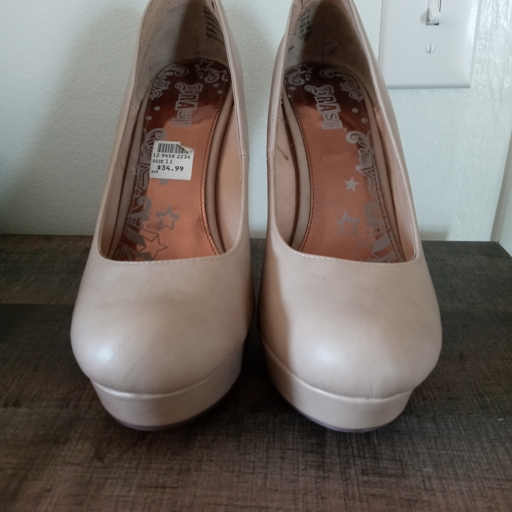 Nude pumps